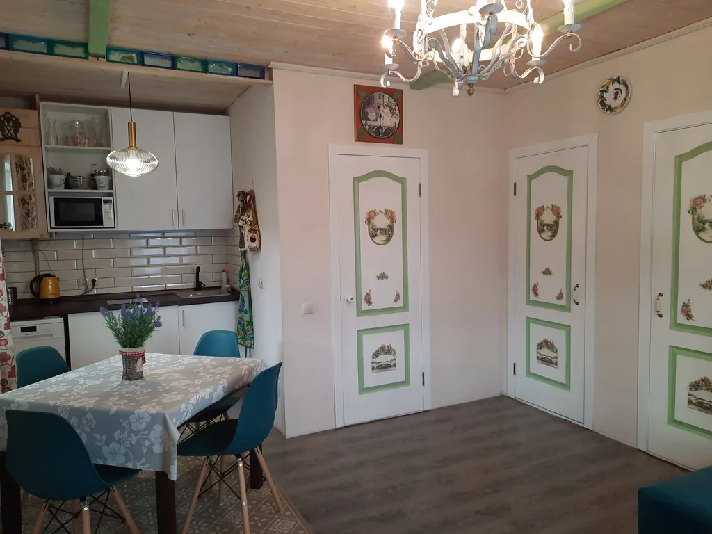 Милый домик в стиле прованс с камином, горячей купелью, баней, бассейном