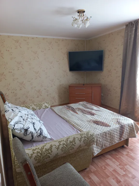 С панорамным видом на море и гору медведь (аю-даг)