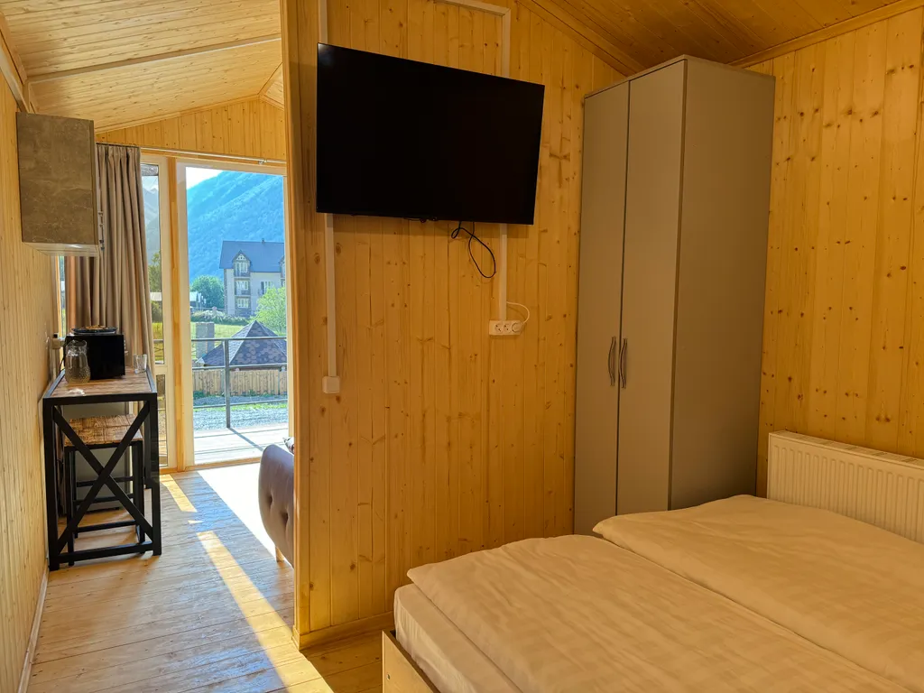 Домик рядом с нарзанным источником