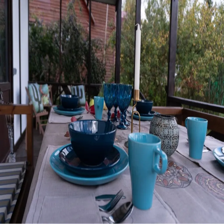 Красивый домик в лесу у реки