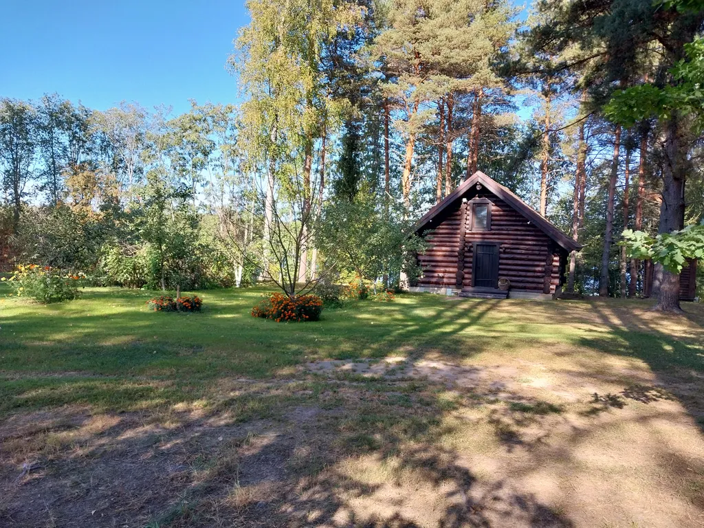 Коттедж на берегу озера Глубокое