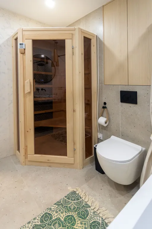 Сканди-шик с сауной и панорамным видом в центре