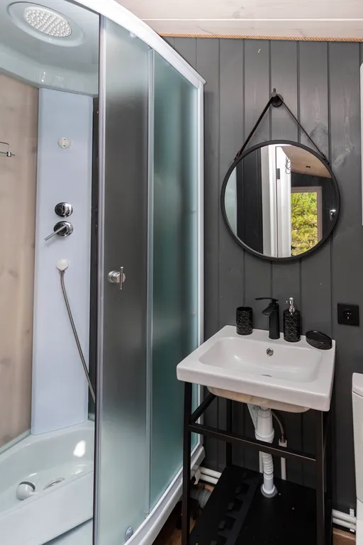 Темный домик на опушке леса