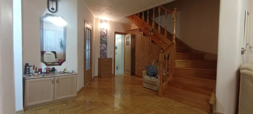 Уютный просторный дом с камином электрическим