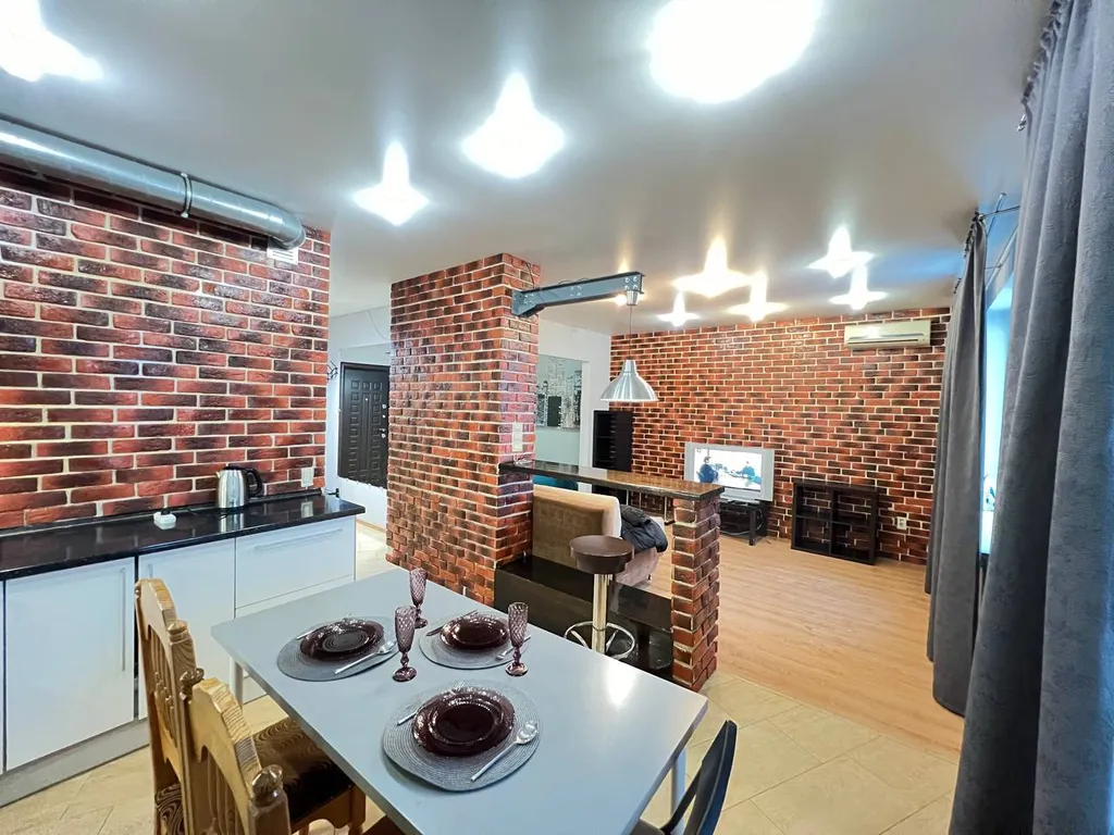 Видовая квартира с дизайнерским ремонтом в центре