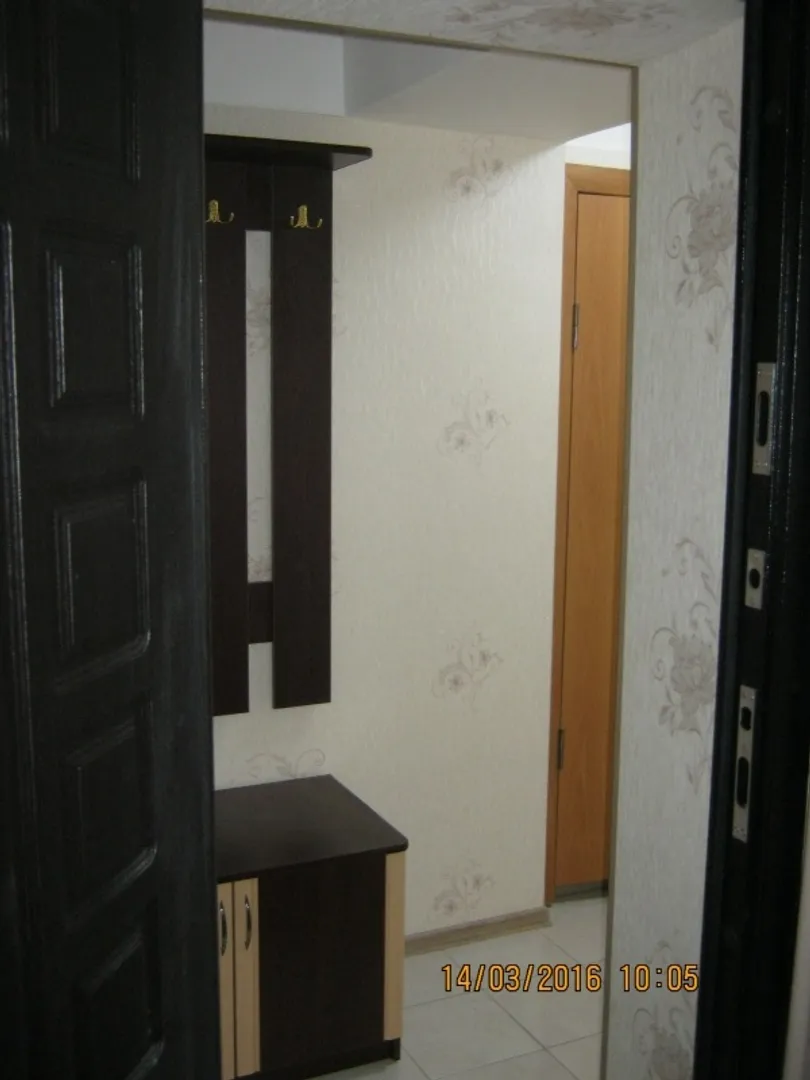 вход в квартиру, сейфовая дверь с замками высокой надежности
