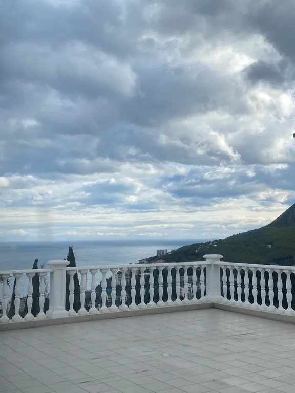 Стильные апартаменты с видом на море в историческом центре курорта