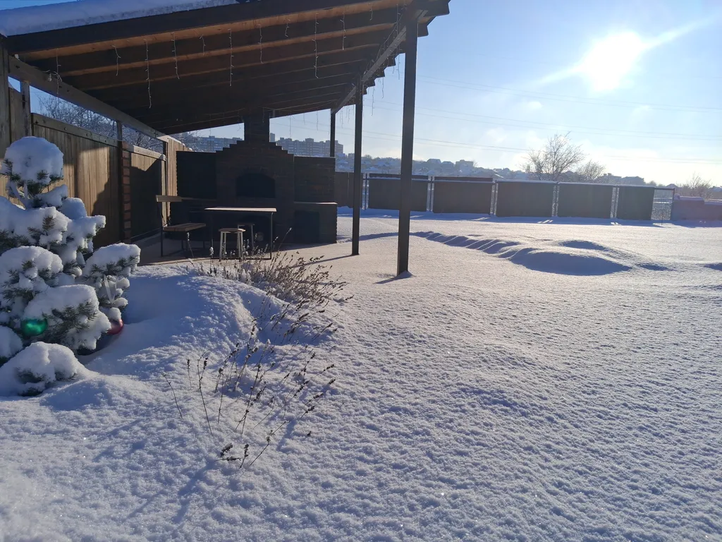 Уютный дом с зеленой лужайкой