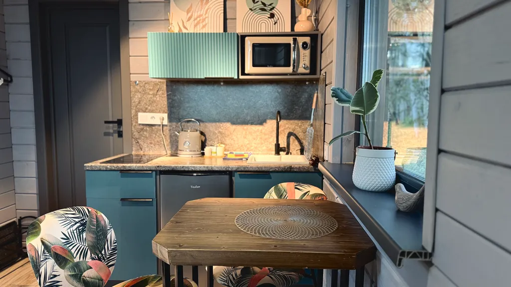 Студия в лесу с панорамным остеклением и террасой.