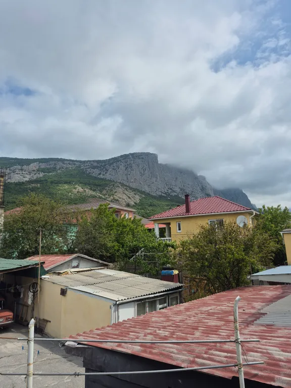 Часть дома с верандой и видом на море, горы и храм