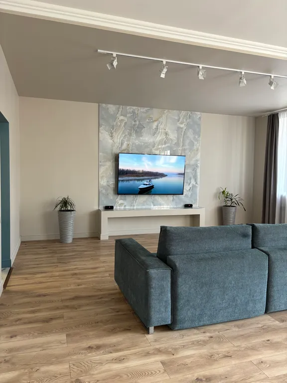 Огромная квартира на набережной