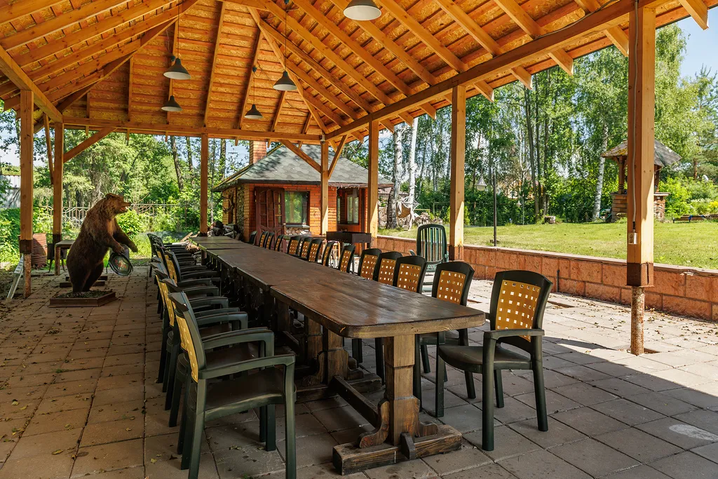 Современный дом с бассейном и сауной для большой компании