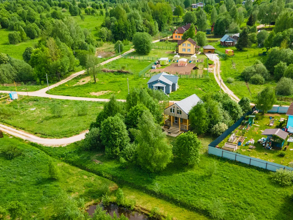 Дом с деревом