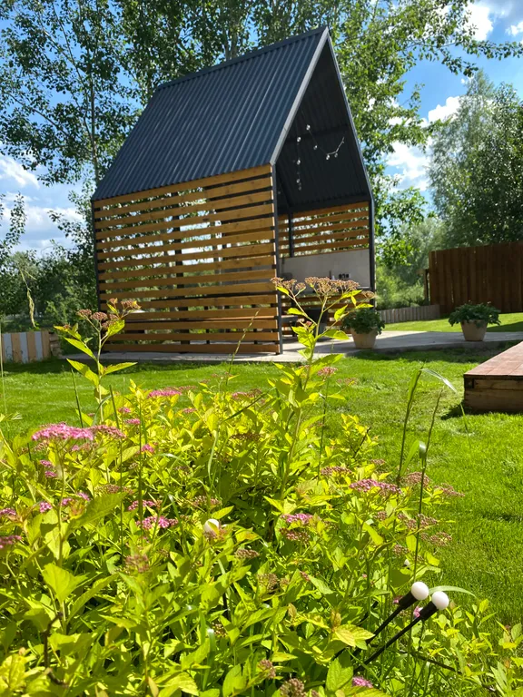 Дом с теплым бассейном на озере