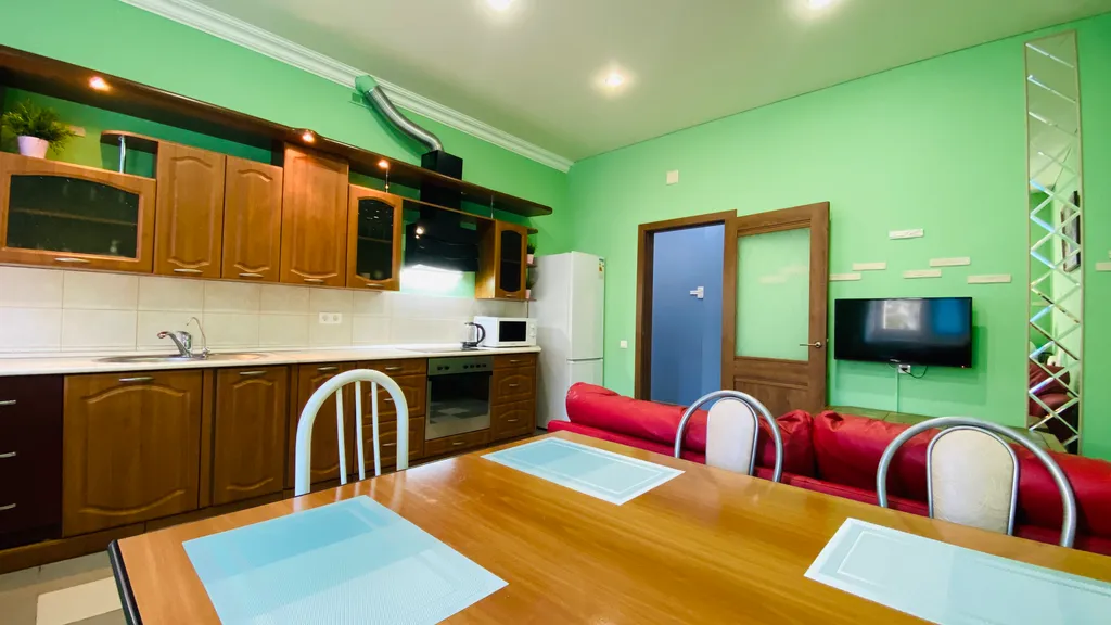 Просторная квартира с лоджией на площади Революции