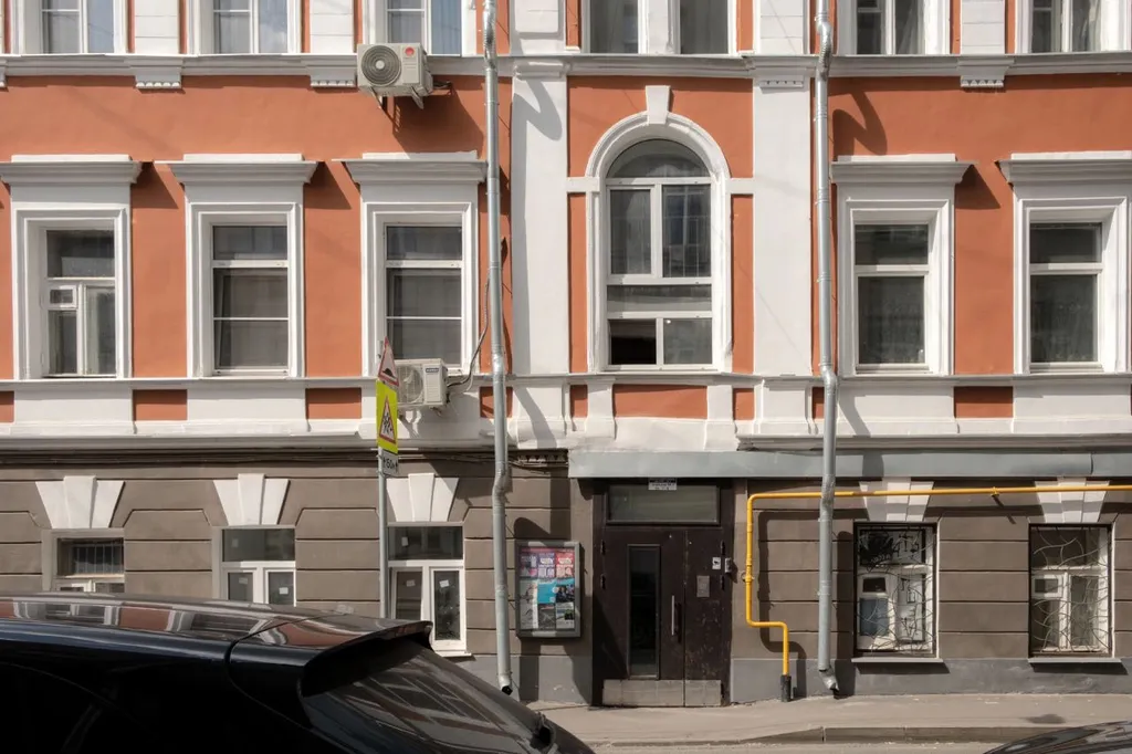 Уютная квартира с камином в центре