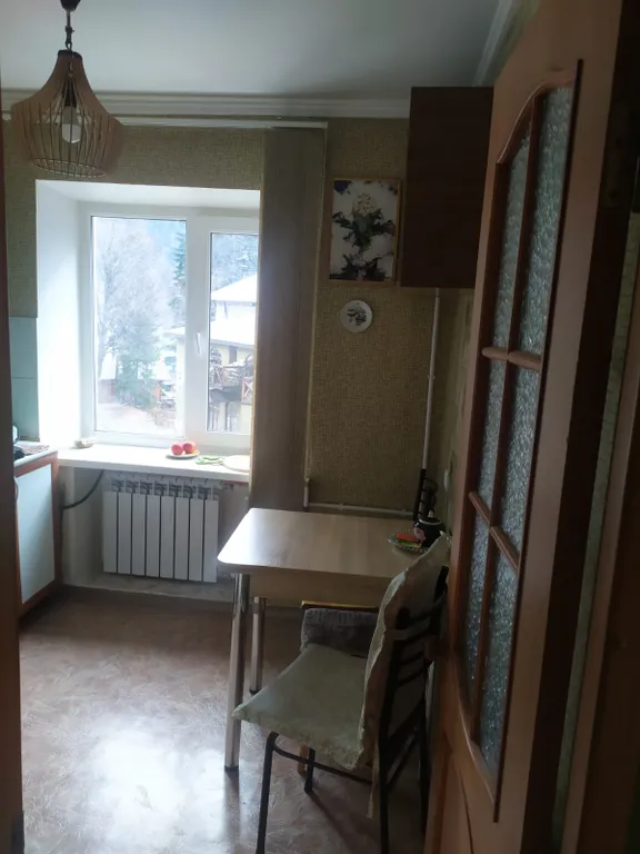 Панорамный вид из окон на горы и ущелья