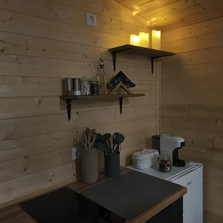 Уютный домик с банным чаном в окружении леса