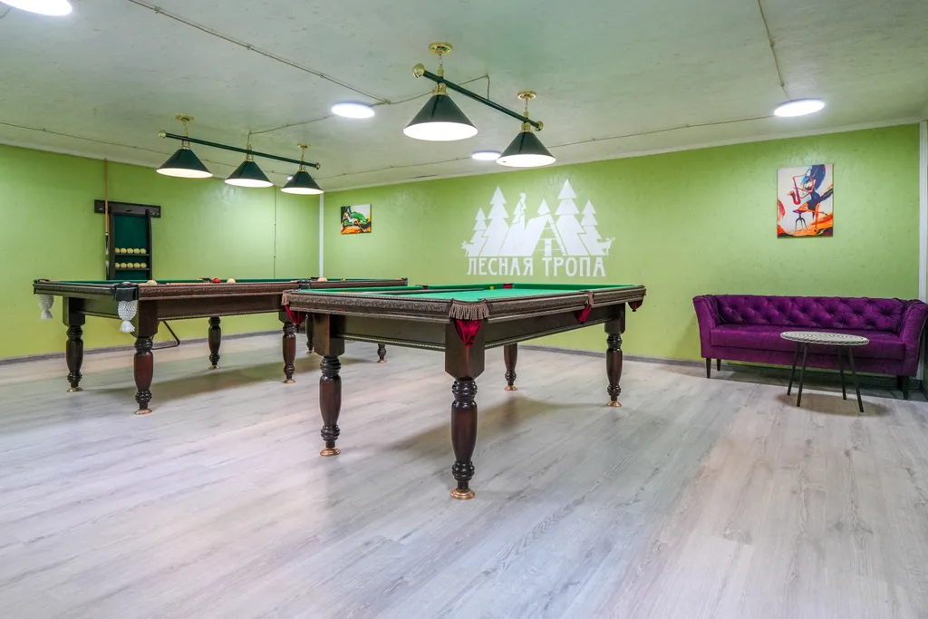 Синий домик в лесу на Живописной улице