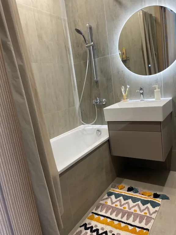 Просторная и светлая квартира с огромными окнами