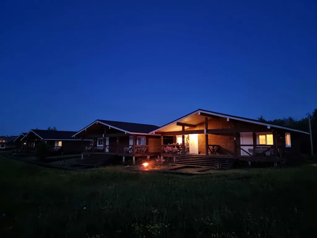 Домик на берегу озера