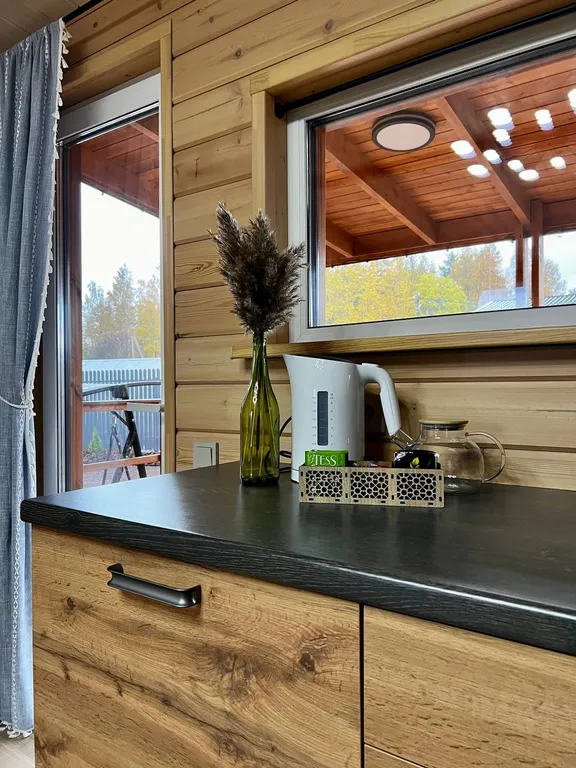 Уютный домик Karhumökki в окружении соснового леса и озер, у Игоры