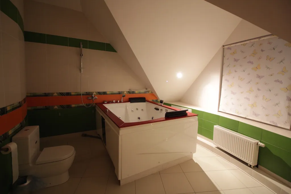 Шикарный коттедж с уютным средневековым интерьером