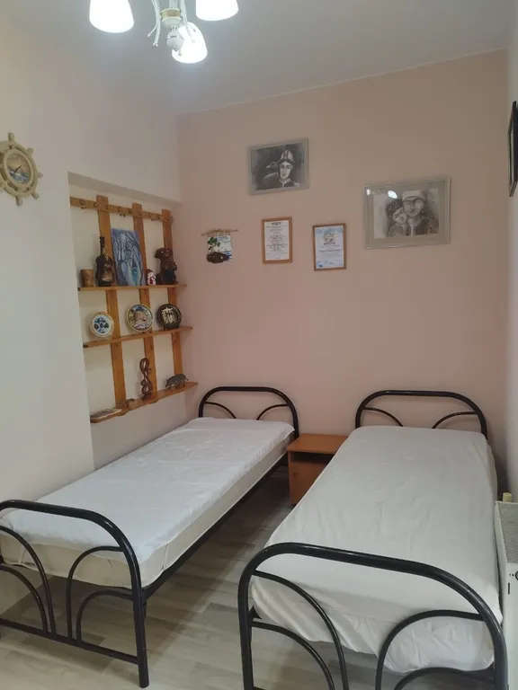 Часть дома с зелёной зоной отдыха во дворе и летней кухней