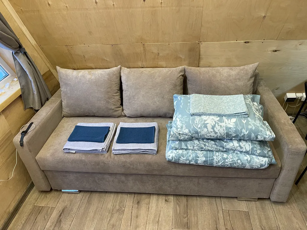 А-frame в окружении леса и гор