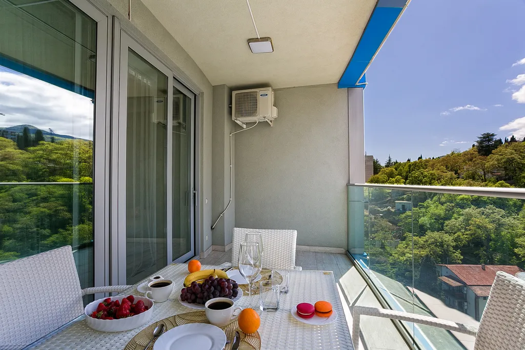 Апартамент с отдельной спальней и террасой с видом на парк