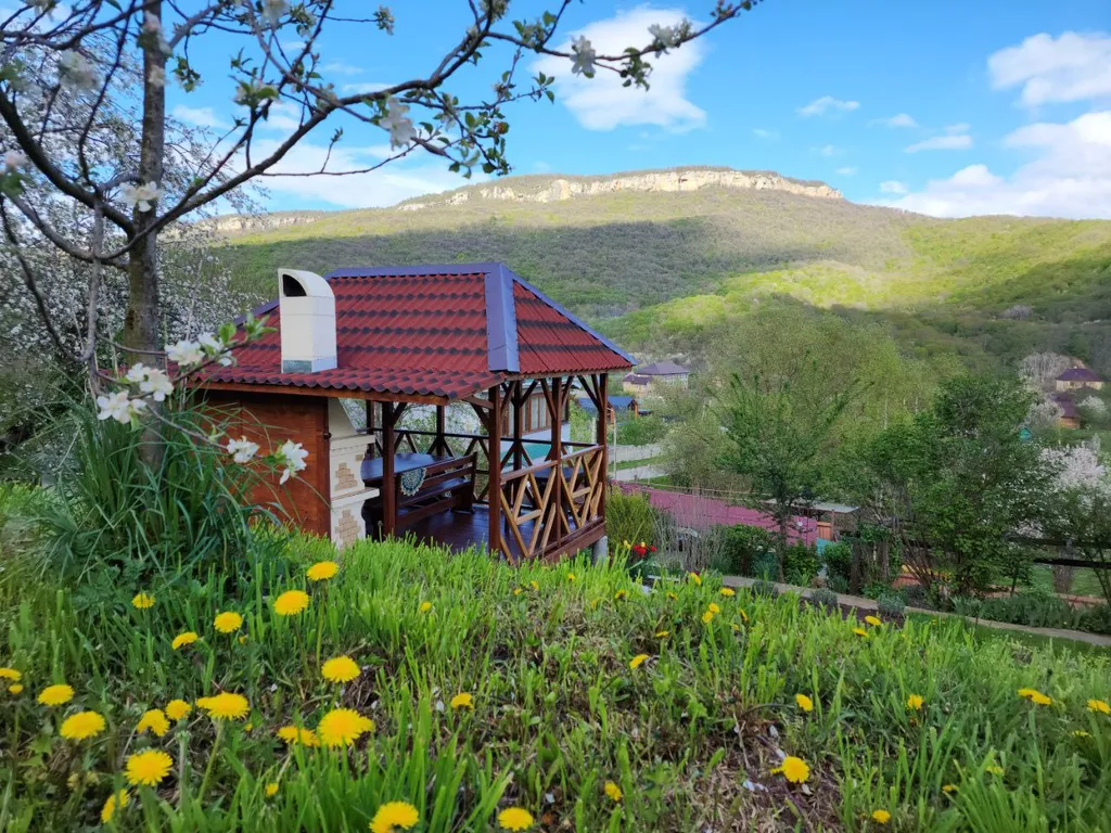 Деревенский домик с собственной беседкой и прекрасным видом на горы