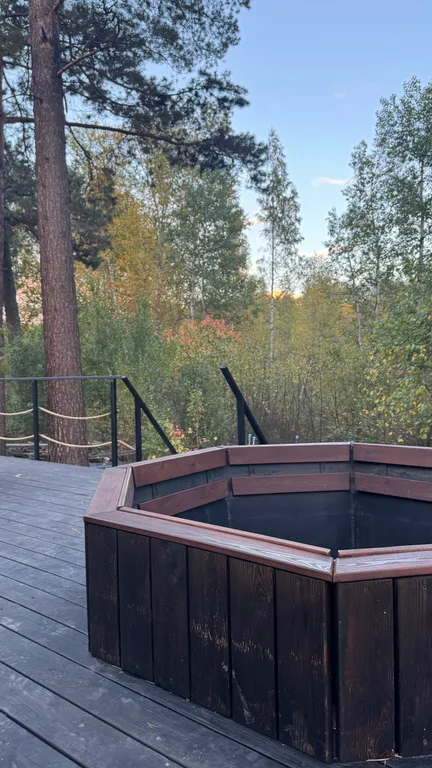 Дом на обрыве с чаном в терассе