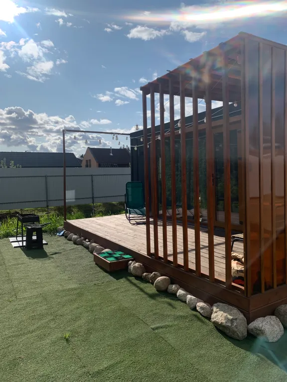 Уютный лесной домик на берегу ручья с выходом в лес