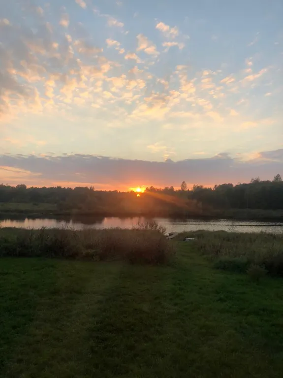 Уютный дом на берегу реки у водопада