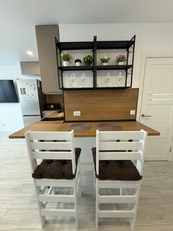 Уютная студия в центре города с видом на лес и море