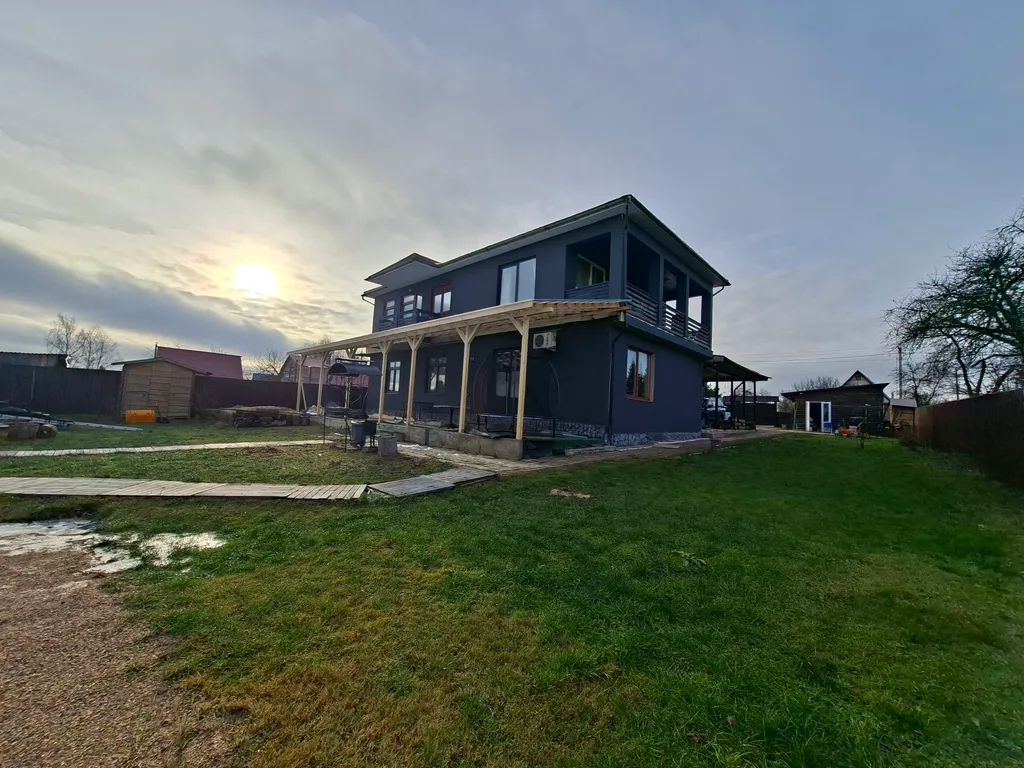 Коттедж с гостиной и столовой