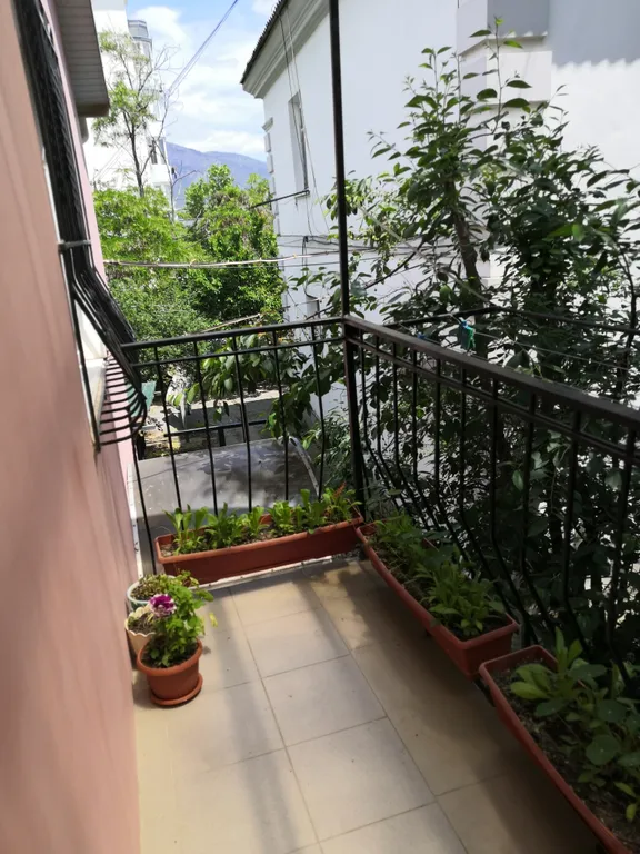 Уютный номер в коттедже в центре города.