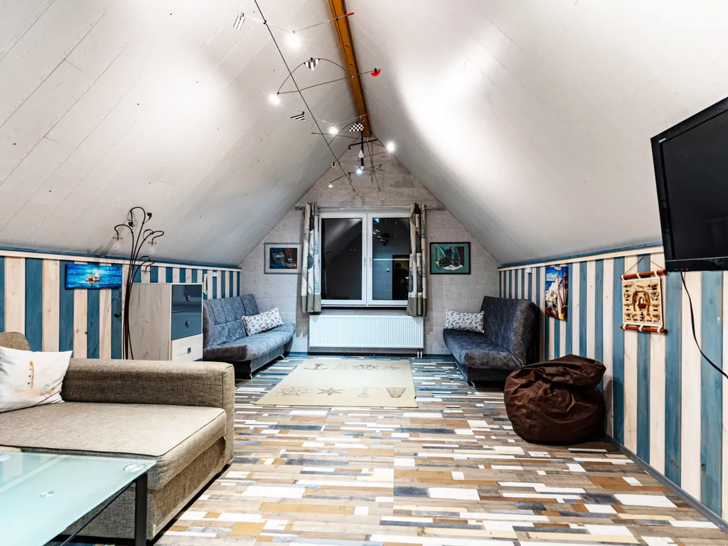 Современный дом с уличной подогреваемой купелью и сауной