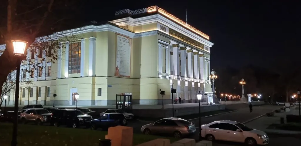 Самый центр, у театра с видом на парк