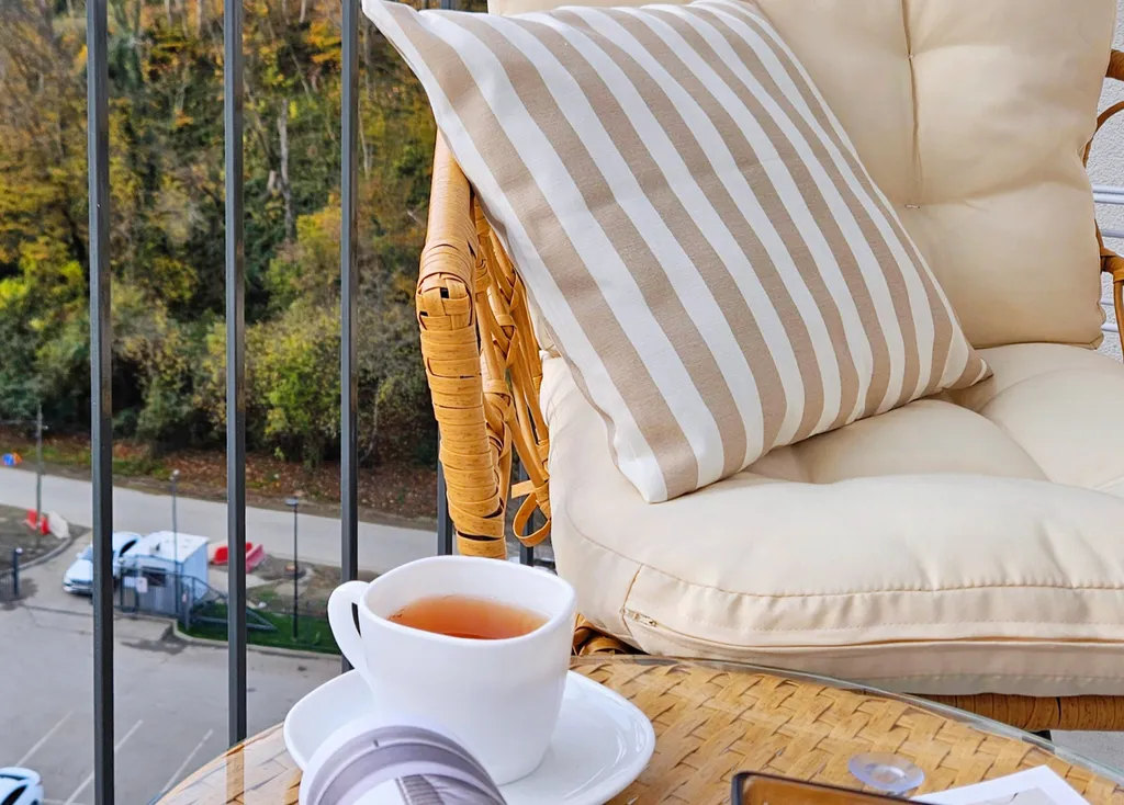 Уютная студия с проектором между морем и горами