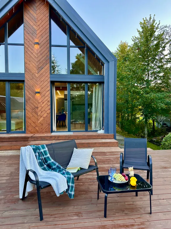 Коттедж Дом у озера с новогодней ёлкой и декором — Аннино