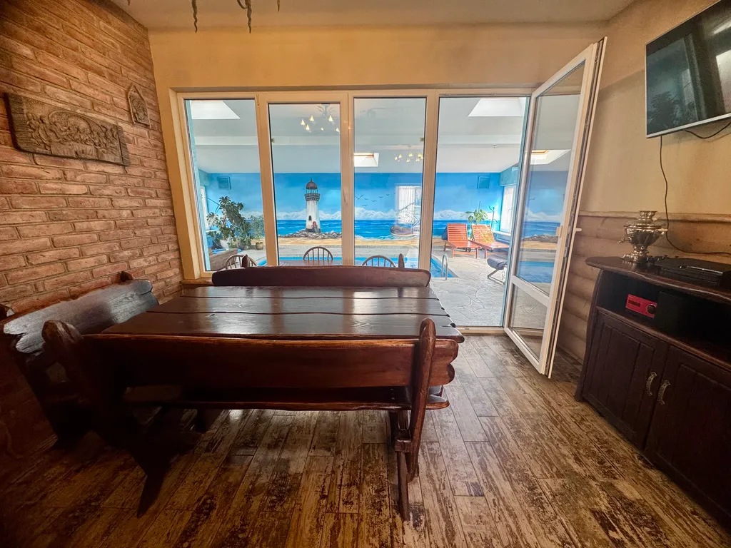 Загородный дом с бассейном