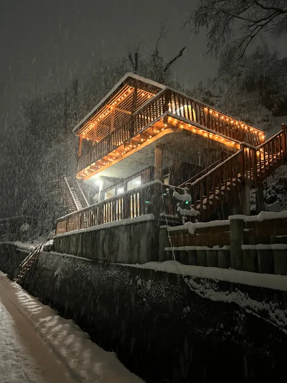 Дом у реки с видом на горы с купелью и баней