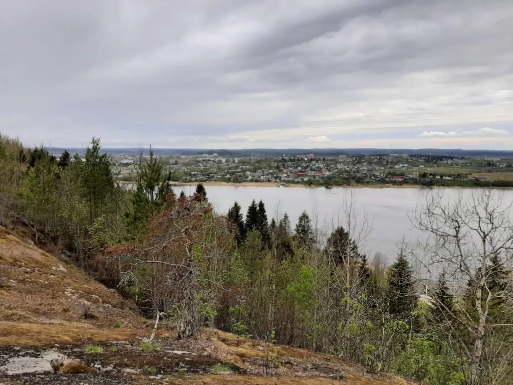 Деревенский дом у озера