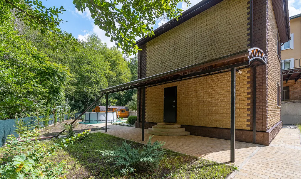 Коттедж с бассейном возле леса