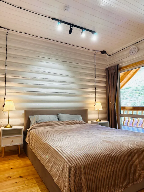 Усадьба Сова на берегу реки в горах Алтая