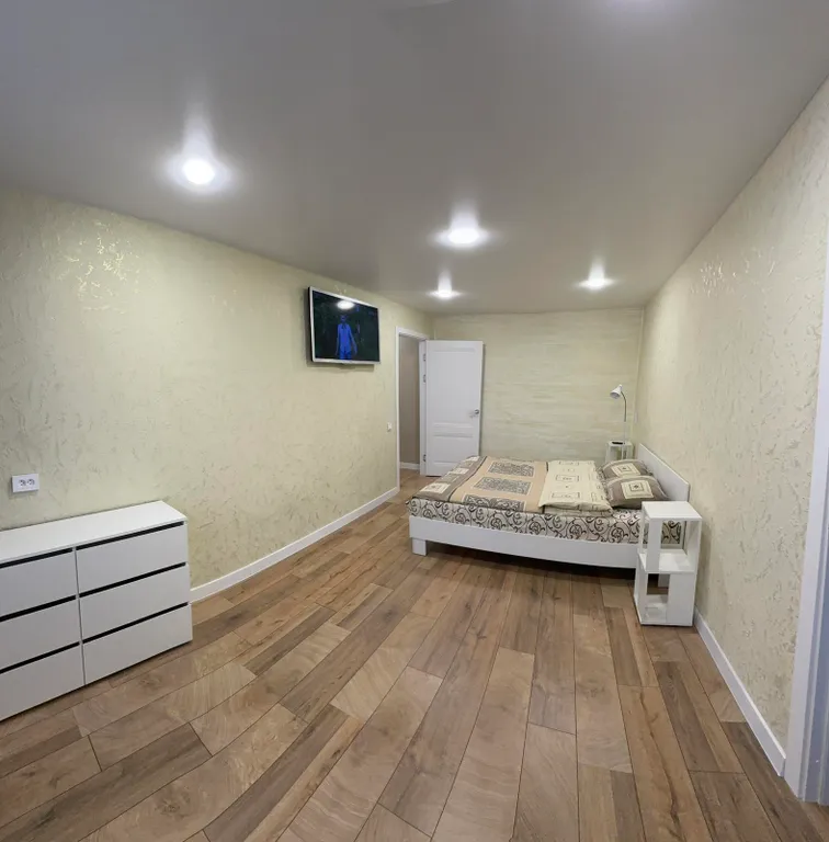 Новая трехкомнатная квартира в самом центре с видом на площадь Победы