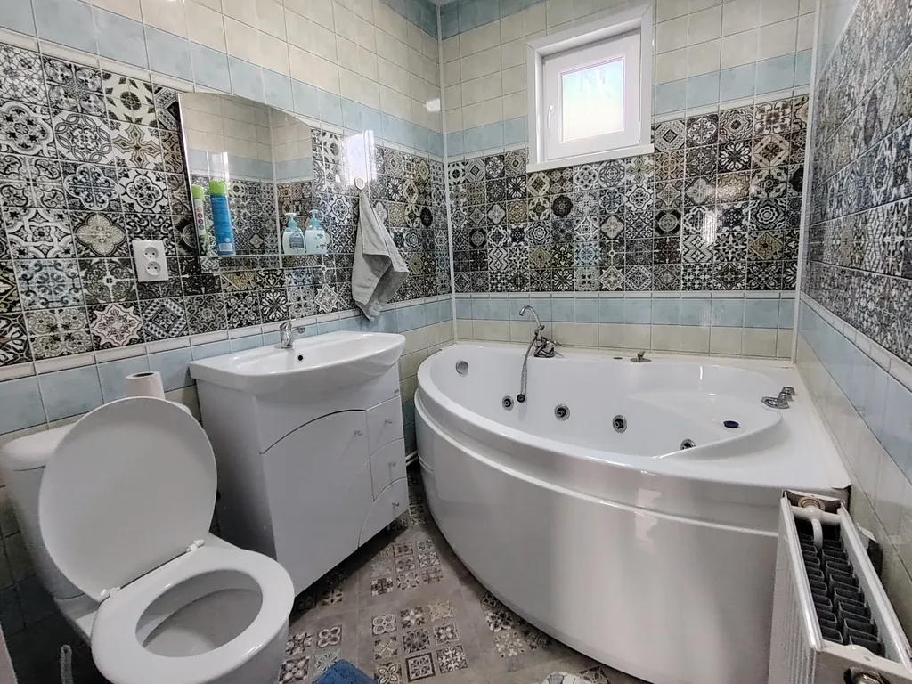 Большой дом в черте города