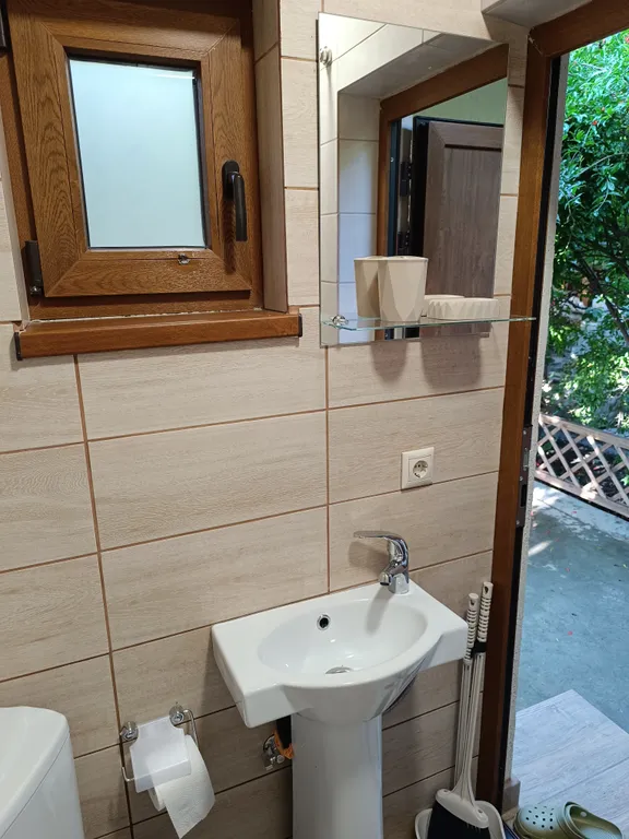 Домик для двоих, утопающий в зелени