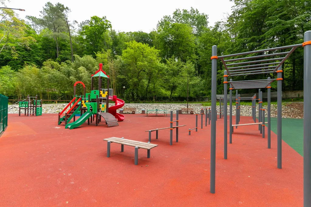 Большая современная студия у моря с видом на горы